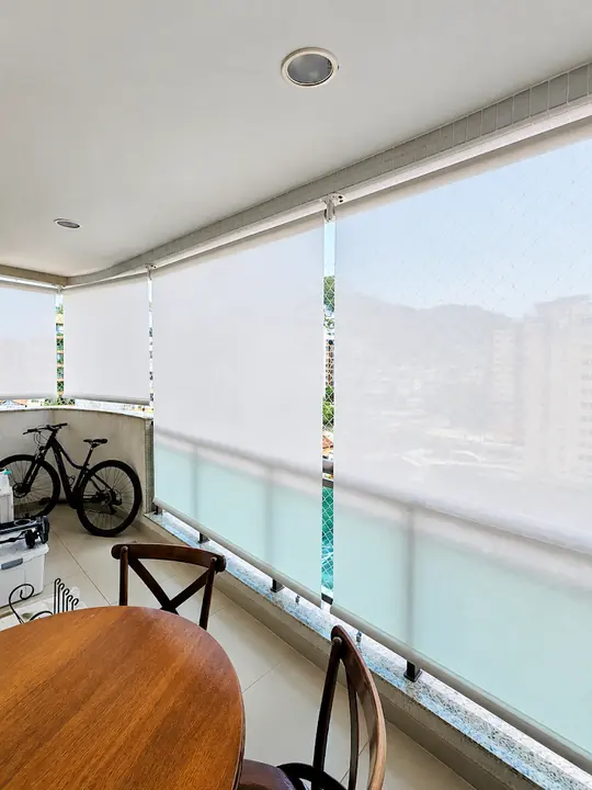 Persianas rolô translúcidas instaladas em varanda com vista panorâmica