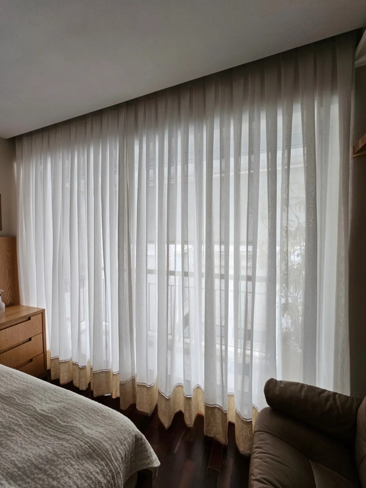Cortina de voil com barrado em linho natural em quarto de casal