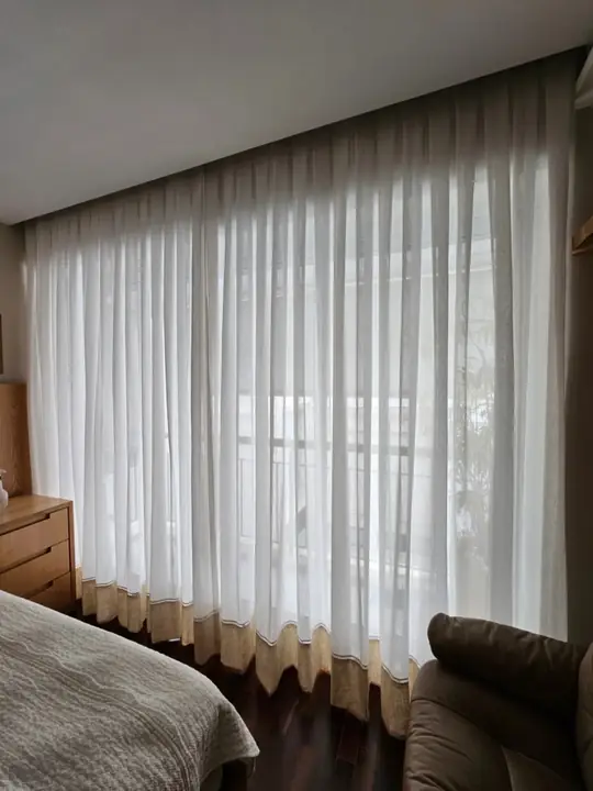 Cortina de voil com barrado em linho natural em quarto de casal