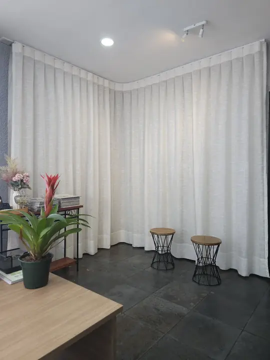 Cortina Wave em trilho curvo no showroom da Casa Mania em São Gonçalo